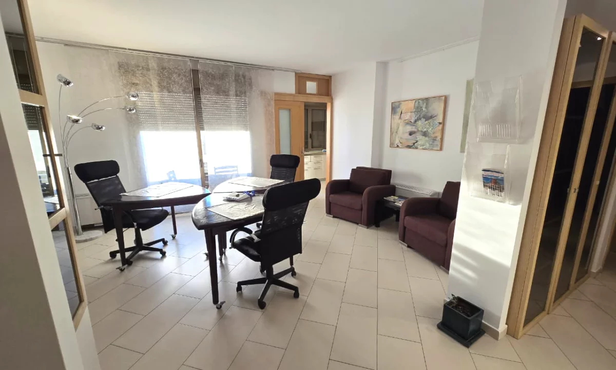 🏙️Jepet Apartament 3+1 per qira per Zyra ne Qender te Tiranes!