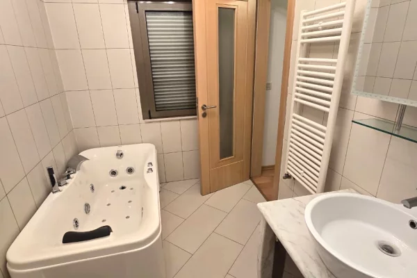 🏙️Jepet Apartament 3+1 per qira per Zyra ne Qender te Tiranes!