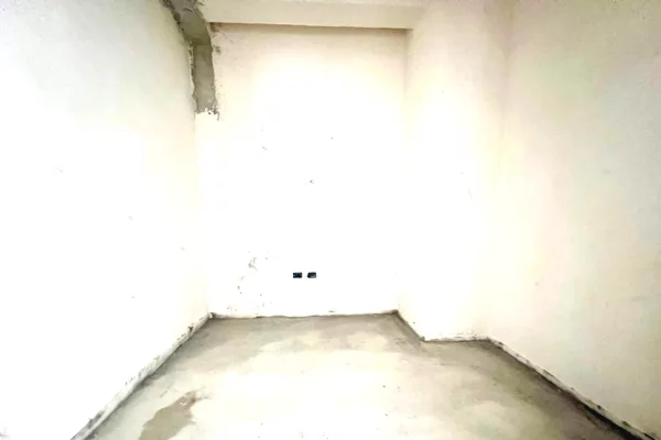 Shtepi ne shitje Apartament ne Tirane, 3+1, Mobilimi Bosh, pa mobiluar, Pagesa 429,600  Euro.