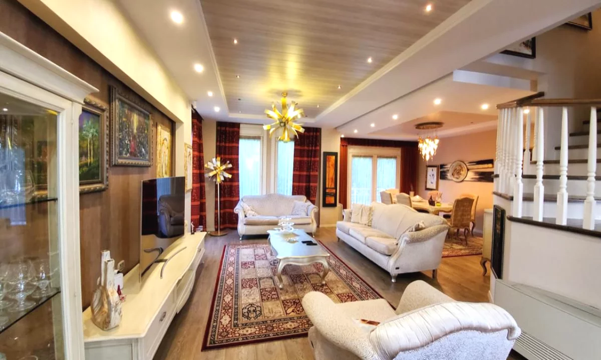 Shtepi ne shitje Vila Luksoze ne Tirane, 5+1, Mobilimi E mobiluar, Pagesa 975,000  Euro.