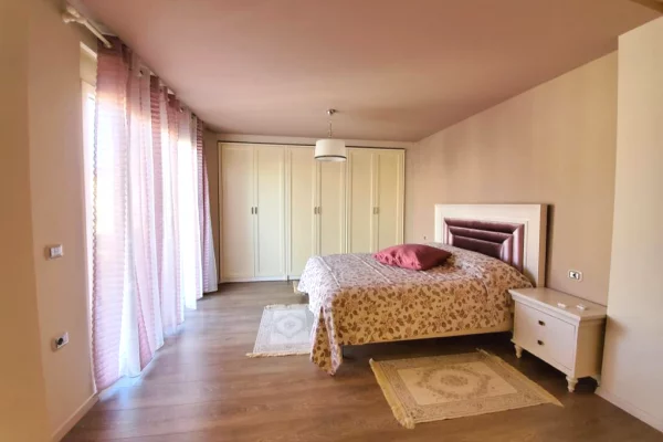 Shtepi ne shitje Vila Luksoze ne Tirane, 5+1, Mobilimi E mobiluar, Pagesa 975,000  Euro.