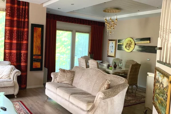 Shtepi ne shitje Vila Luksoze ne Tirane, 5+1, Mobilimi E mobiluar, Pagesa 975,000  Euro.