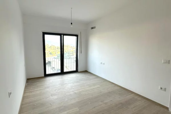 Shtepi ne shitje Apartament ne Tirane, 2+1, Mobilimi Bosh, pa mobiluar, Pagesa 183,000  Euro.