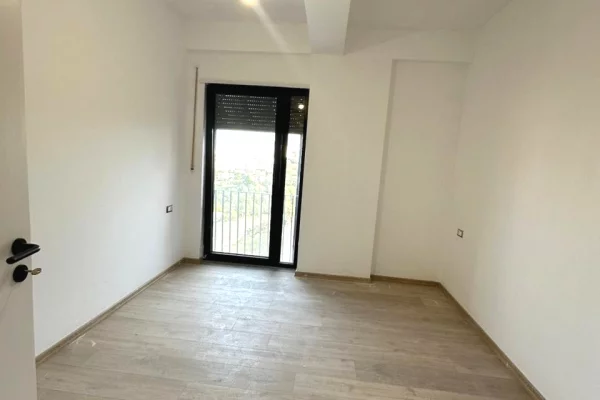 Shtepi ne shitje Apartament ne Tirane, 2+1, Mobilimi Bosh, pa mobiluar, Pagesa 183,000  Euro.