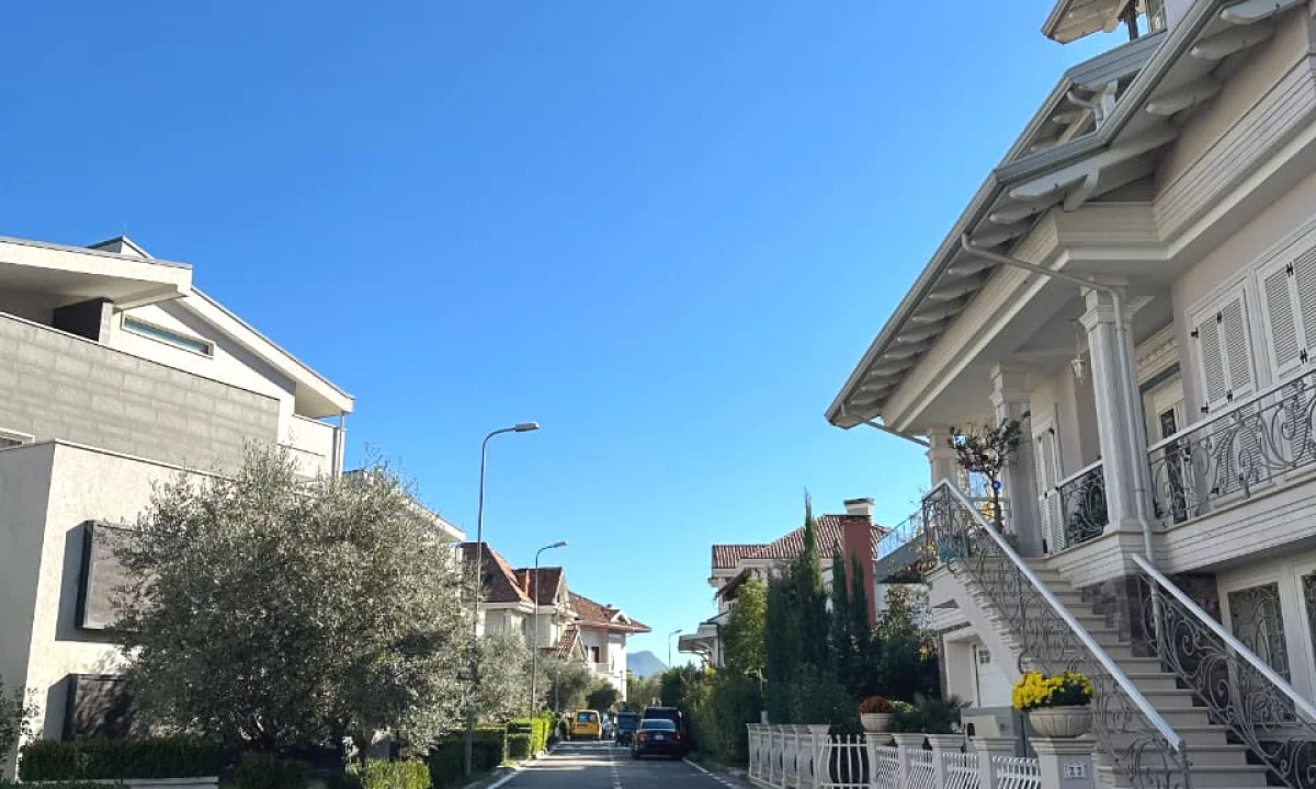 Villa di lusso in vendita a Tirana 5+1, Arredato