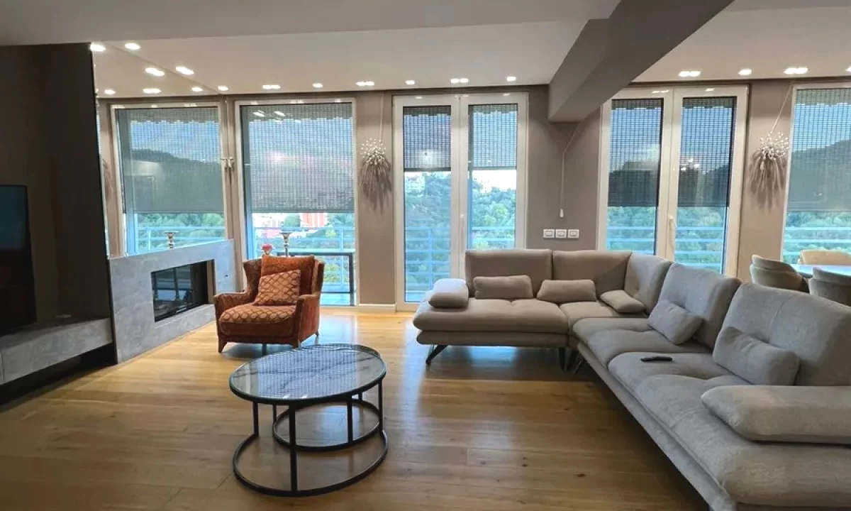 Shtepi me qera Apartament ne Tirane, 3+1, Mobilimi E mobiluar, Pagesa 2,000  Euro.