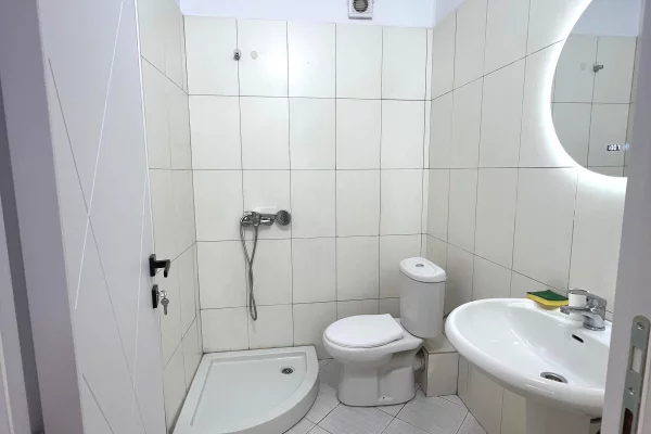 Shtepi ne shitje Apartament ne Tirane, 2+1, Mobilimi E mobiluar, Pagesa 173,000  Euro.
