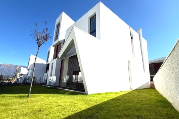 Villa di lusso in vendita a Tirana 4+1, Vuoto