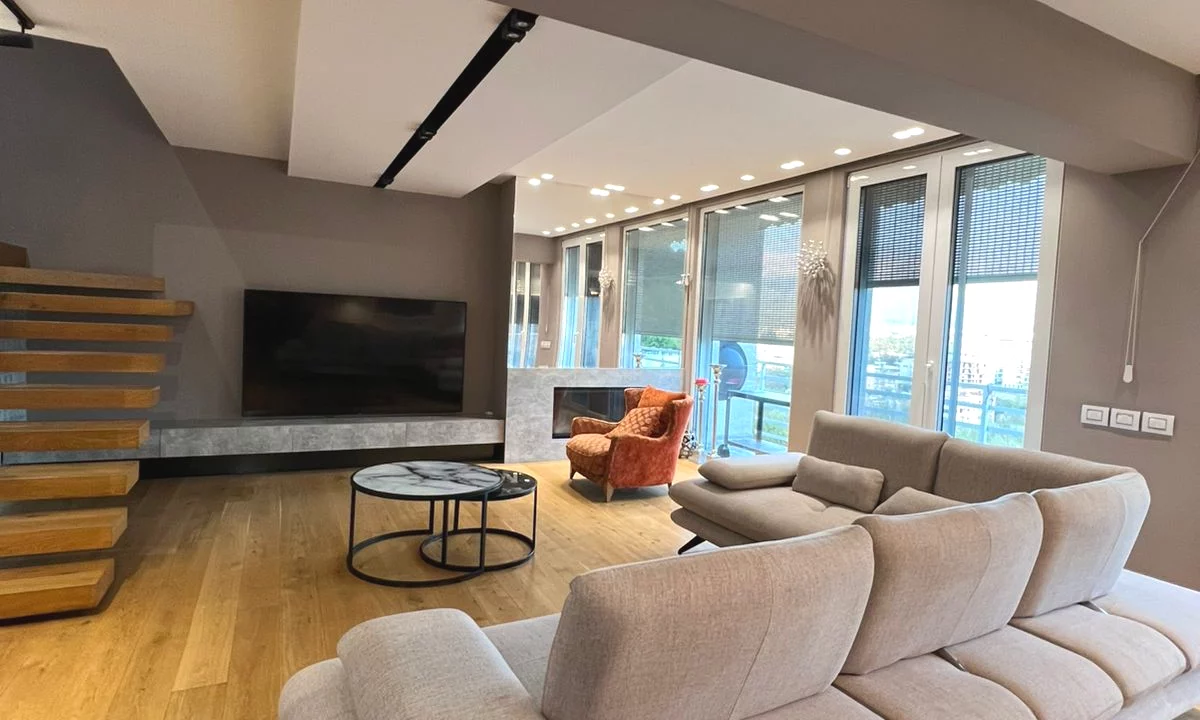 Duplex (casa a 2 piani) in affitto a Tirana 3+1, Arredato