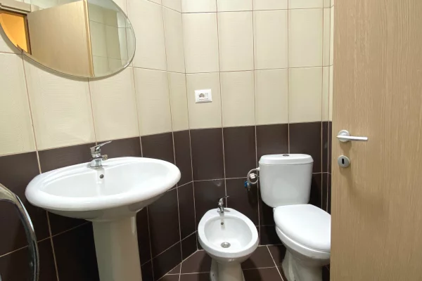 Shtepi me qera Apartament ne Tirane, 2+1, Mobilimi E mobiluar, Pagesa 50,000  Leke.