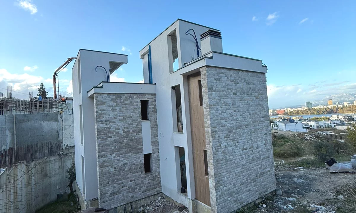 Shtepi me qera Vila Luksoze ne Tirane, 3+1, Mobilimi E mobiluar, Pagesa 2,000  Euro.