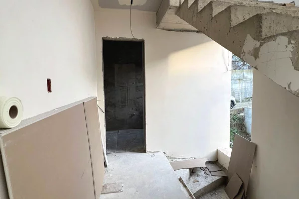 Shtepi me qera Vila Luksoze ne Tirane, 3+1, Mobilimi E mobiluar, Pagesa 2,000  Euro.