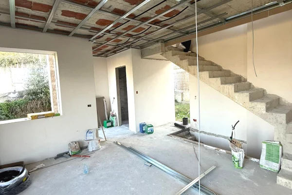 Shtepi me qera Vila Luksoze ne Tirane, 3+1, Mobilimi E mobiluar, Pagesa 2,000  Euro.