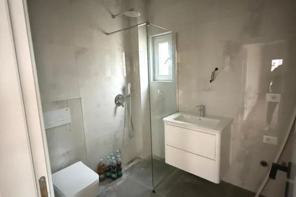 Shtepi ne shitje Apartament ne Tirane, 2+1, Mobilimi Bosh, pa mobiluar, Pagesa 446,300  Euro.