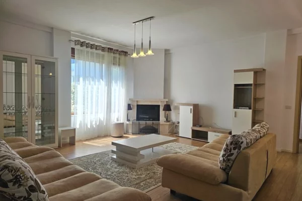 Shtepi me qera Vila Luksoze ne Tirane, 4+1, Mobilimi E mobiluar, Pagesa 2,500  Euro.