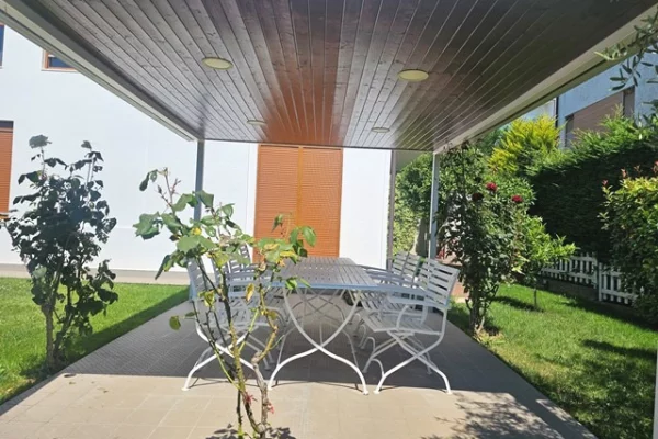 Shtepi me qera Vila Luksoze ne Tirane, 4+1, Mobilimi E mobiluar, Pagesa 2,500  Euro.