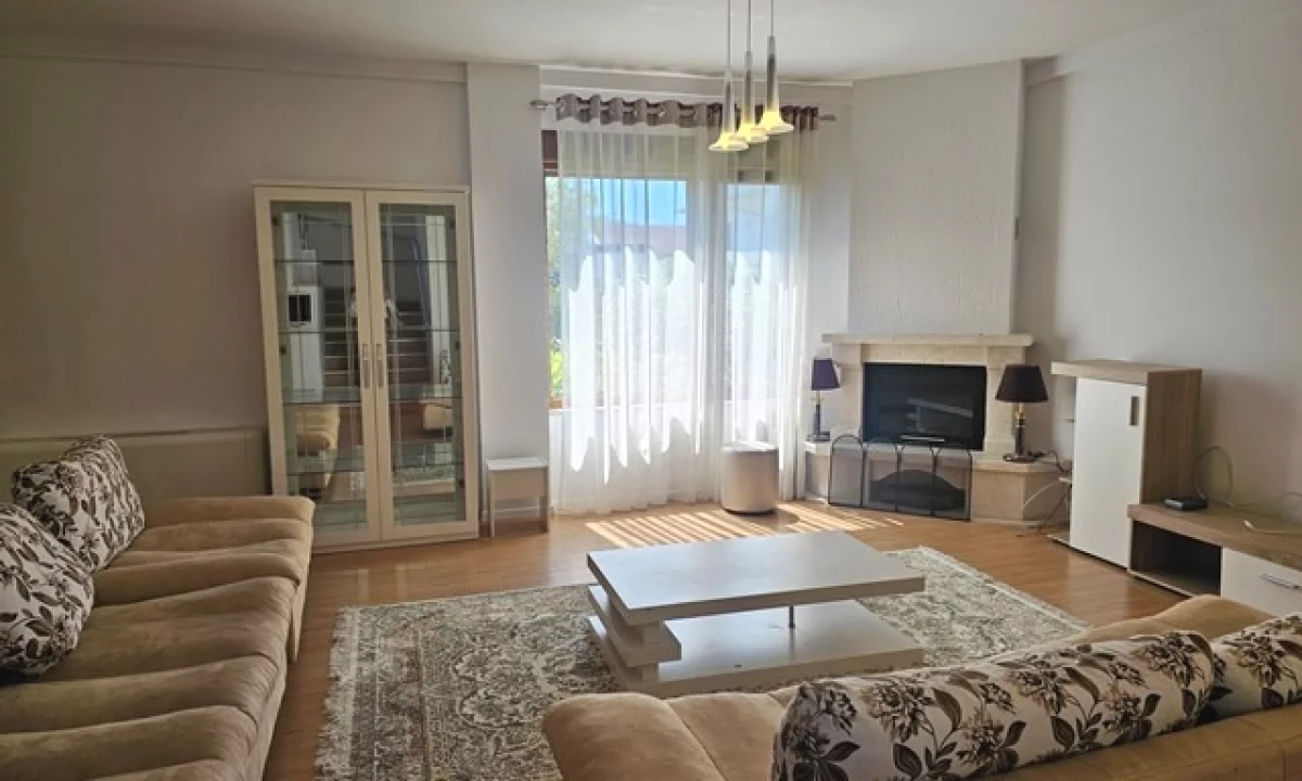 Shtepi me qera Vila Luksoze ne Tirane, 4+1, Mobilimi E mobiluar, Pagesa 2,500  Euro.