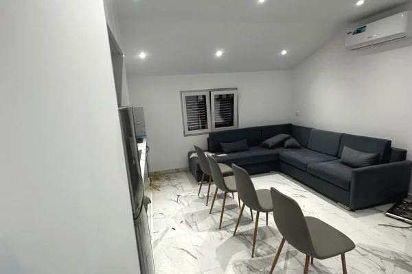 Shtepi me qera Apartament ne Tirane, 1+1, Mobilimi E mobiluar, Pagesa 500  Euro.