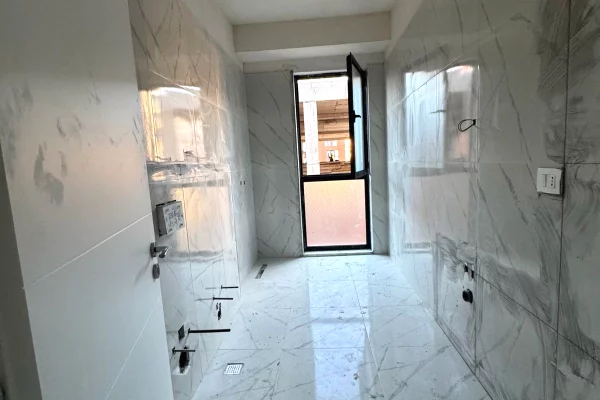 Appartamento in vendita a Tirana 3+1, Vuoto