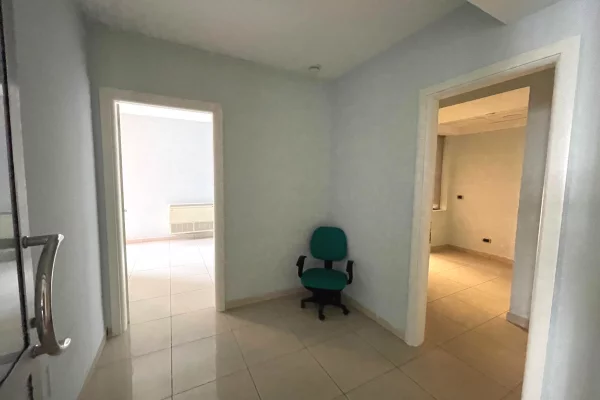 Appartamento in vendita a Tirana 4+1, SemiArredato