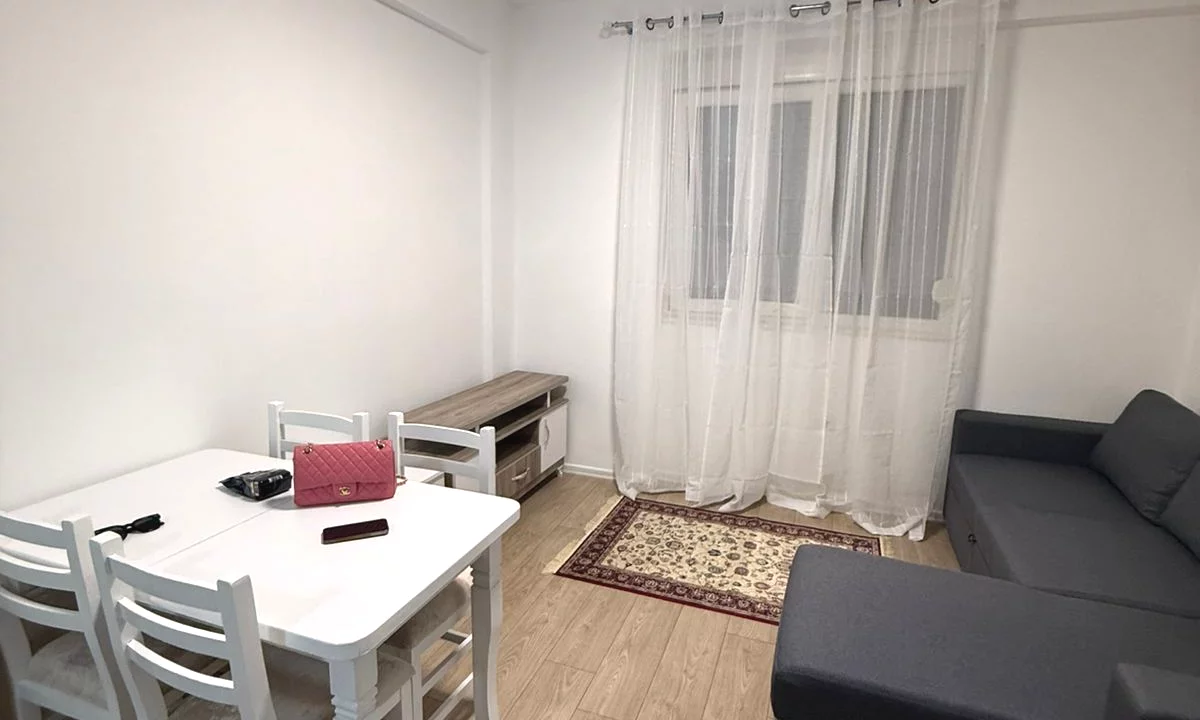 Shtepi me qera Apartament ne Tirane, 1+1, Mobilimi E mobiluar, Pagesa 500  Euro.