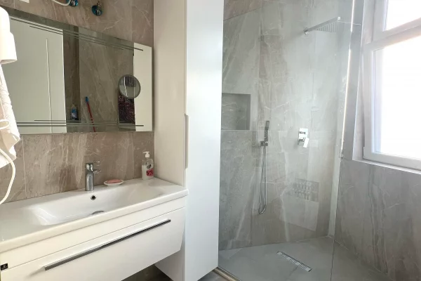 Shtepi me qera Apartament ne Tirane, 2+1, Mobilimi E mobiluar, Pagesa 1,200  Euro.