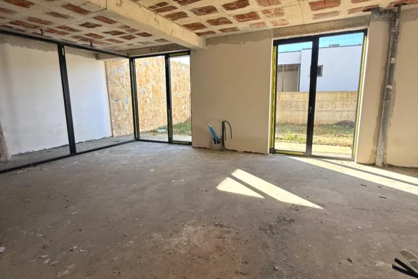 Villa di lusso in vendita a Tirana 4+1, Vuoto