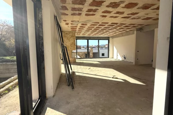 Villa di lusso in vendita a Tirana 4+1, Vuoto