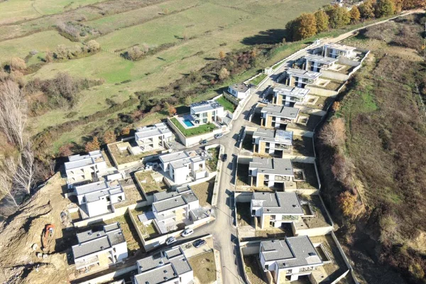 Villa di lusso in vendita a Tirana 4+1, Vuoto