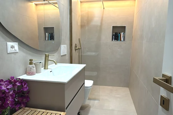 Shtepi ne shitje Apartament ne Tirane, 2+1, Mobilimi E mobiluar, Pagesa 250,000  Euro.