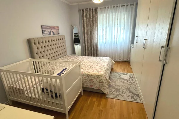 Shtepi me qera Apartament ne Tirane, 2+1, Mobilimi E mobiluar, Pagesa 900  Euro.