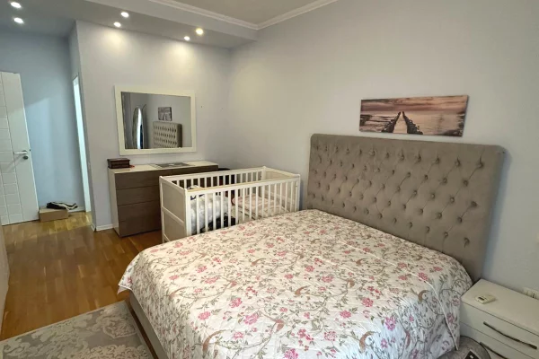 Shtepi me qera Apartament ne Tirane, 2+1, Mobilimi E mobiluar, Pagesa 900  Euro.