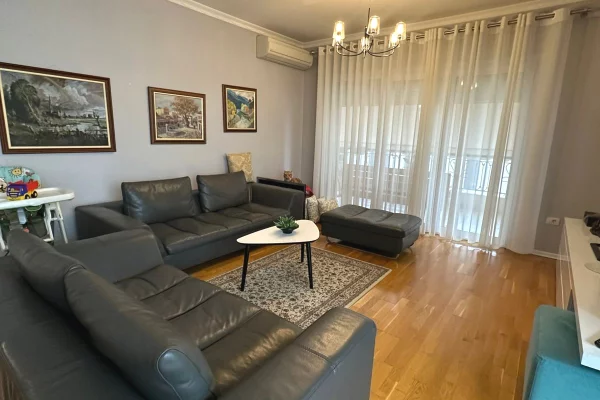 Shtepi me qera Apartament ne Tirane, 2+1, Mobilimi E mobiluar, Pagesa 900  Euro.