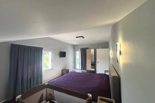 Shtepi me qera Vila Luksoze ne Tirane, 4+1, Mobilimi E mobiluar, Pagesa 1,200  Euro.