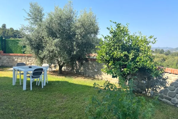 Shtepi me qera Vila Luksoze ne Tirane, 4+1, Mobilimi E mobiluar, Pagesa 1,200  Euro.