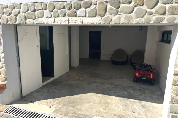 Shtepi me qera Vila Luksoze ne Tirane, 4+1, Mobilimi E mobiluar, Pagesa 1,200  Euro.