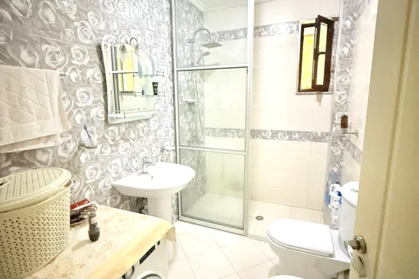 Shtepi me qera Apartament ne Tirane, 2+1, Mobilimi E mobiluar, Pagesa 650  Euro.