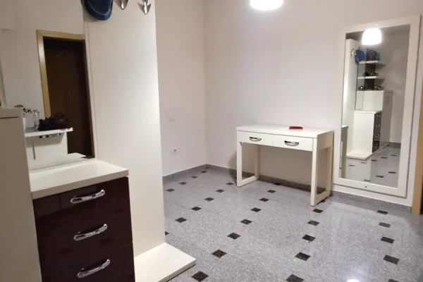 Shtepi ne shitje Apartament ne Tirane, 2+1, Mobilimi E mobiluar, Pagesa 165,000  Euro.