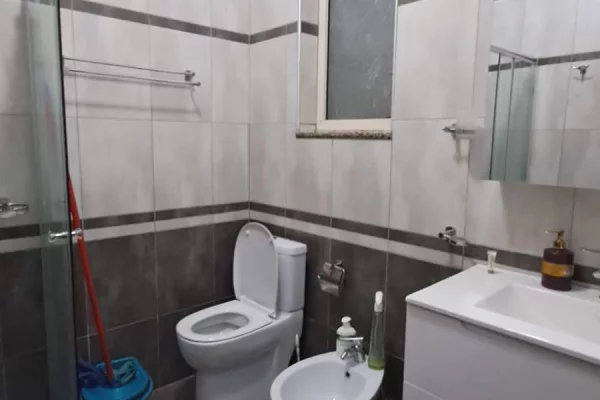 Shtepi ne shitje Apartament ne Tirane, 2+1, Mobilimi E mobiluar, Pagesa 165,000  Euro.