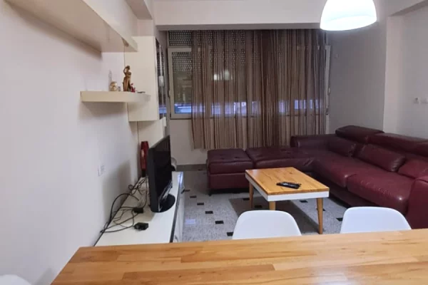 Shtepi ne shitje Apartament ne Tirane, 2+1, Mobilimi E mobiluar, Pagesa 165,000  Euro.