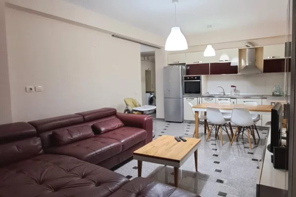 Shtepi ne shitje Apartament ne Tirane, 2+1, Mobilimi E mobiluar, Pagesa 165,000  Euro.