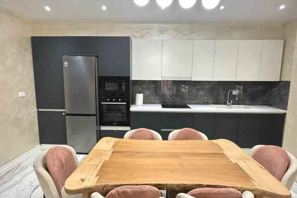 Appartamento in vendita a Tirana 2+1, Arredato