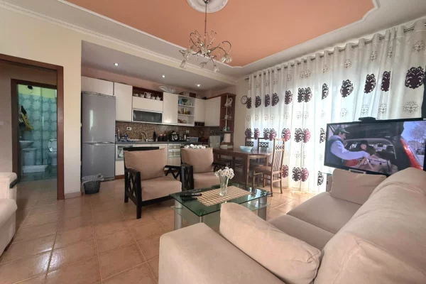 Appartamento in vendita a Tirana 2+1, Arredato