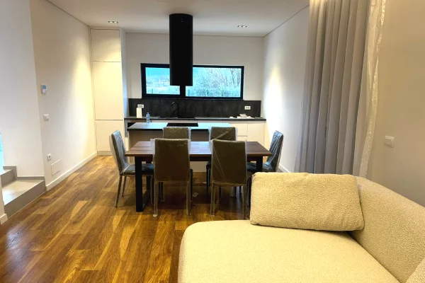 Shtepi me qera Vila Luksoze ne Tirane, 3+1, Mobilimi E mobiluar, Pagesa 3,400  Euro.