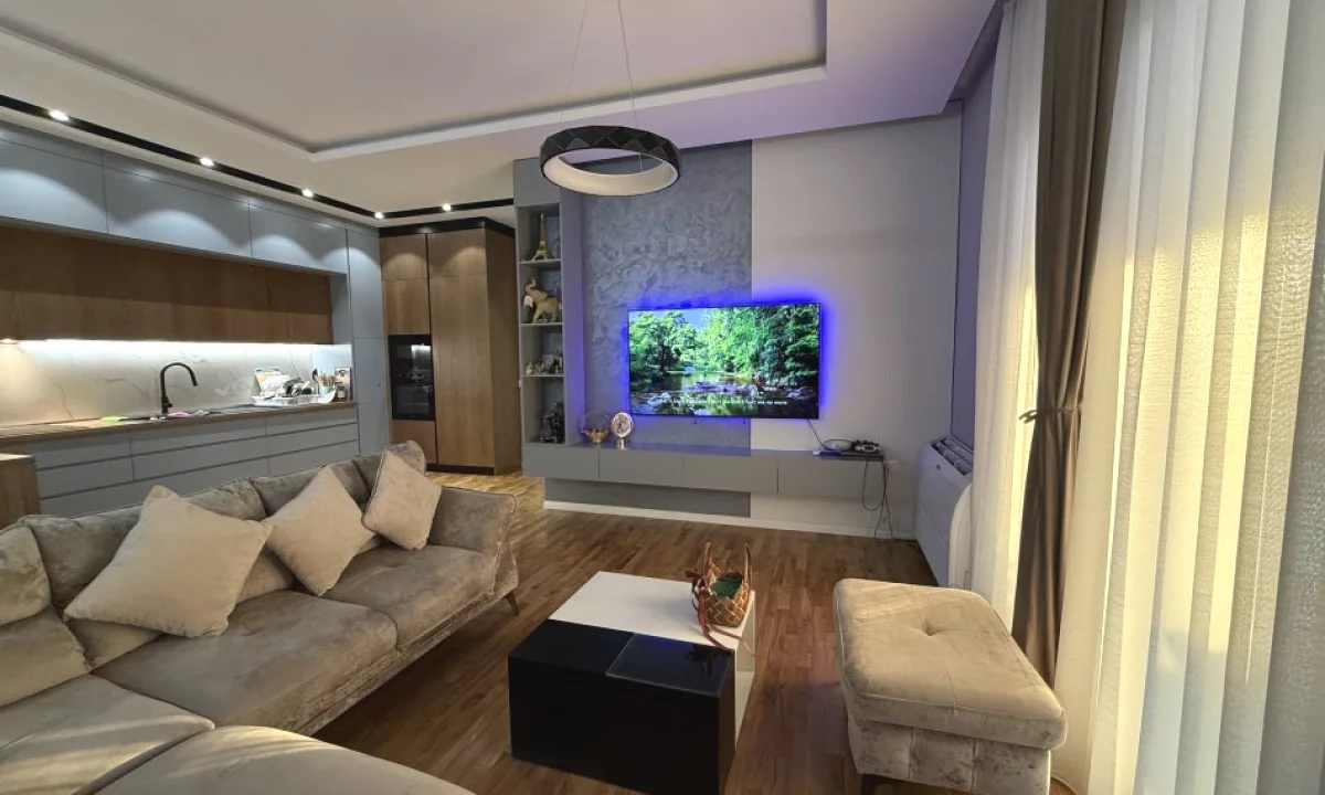 Shtepi ne shitje Penthose(kati i fundit panoramik) ne Tirane, 2+1, Mobilimi E mobiluar, Pagesa 300,000  Euro.