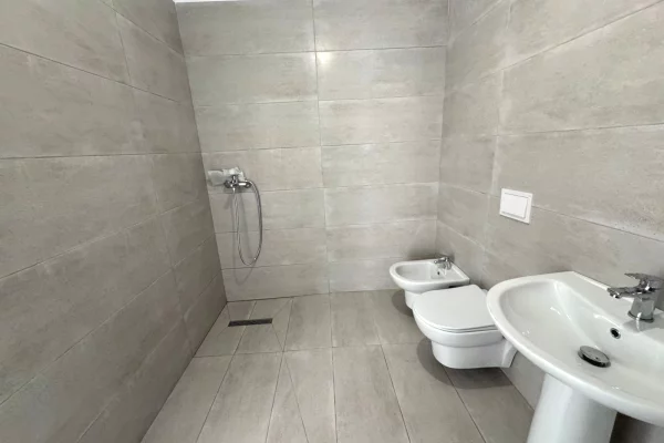 Shtepi ne shitje Apartament ne Tirane, 2+1, Mobilimi Bosh, pa mobiluar, Pagesa 191,200  Euro.