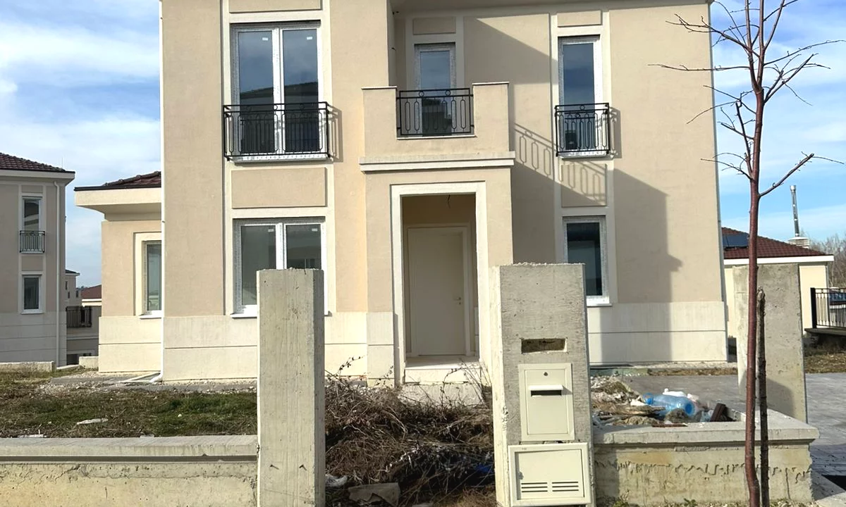 Villa di lusso in vendita a Tirana 4+1, Vuoto