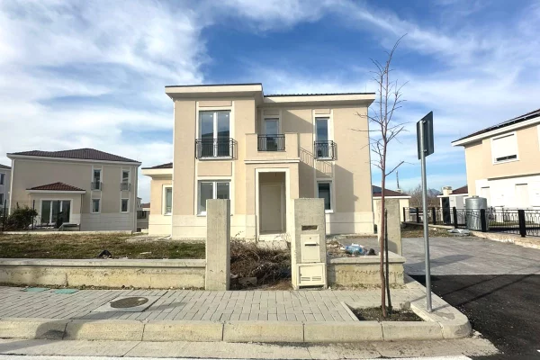 Villa di lusso in vendita a Tirana 4+1, Vuoto