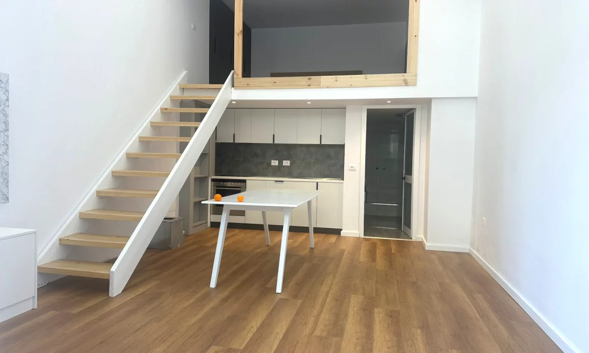 Duplex (casa a 2 piani) in vendita a Tirana 1+1, SemiArredato