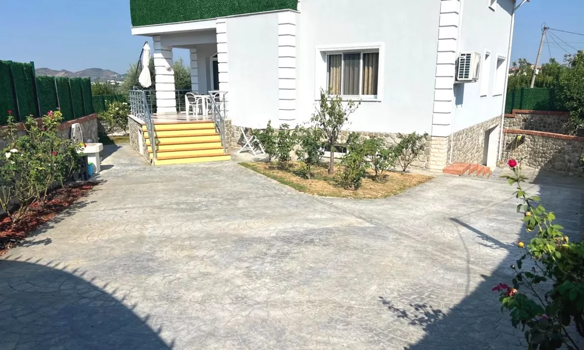 Shtepi me qera Vila Luksoze ne Tirane, 4+1, Mobilimi E mobiluar, Pagesa 1,200  Euro.